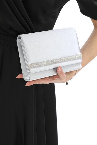 Piedra Geantă de rochie de seară din țesătură satinată de culoare argintie cu capac magnetic și poate fi folosită în mâini și cu curea de umăr