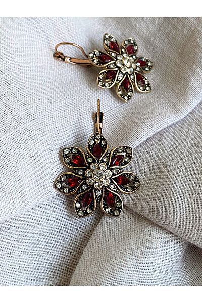 FAYRA ACCESSORIES أقراط مرصعة بالألماس على شكل زهرة