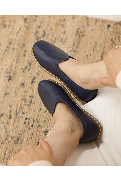 Ertay Deri El İşçiliğiyle Özel Tasarlanmış Hakiki Deri Çarıklar: Geleneksel Yemeni Ayakkabı İşlemeli Zarafet