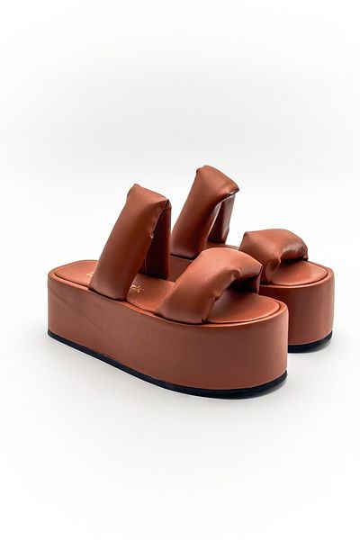 Shoebutik Чехли с висока подметка Mindy в кафяво