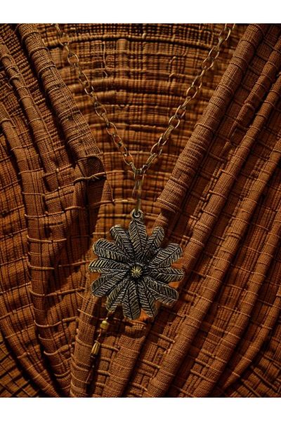 whocares Elegant Flower Patterned Women's Necklace - Antique Color, Chain and High Quality