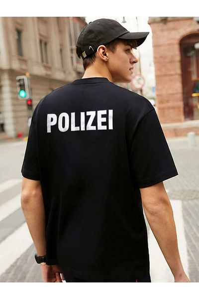 Josette T-Shirt Polizei Text - Μαύρο εμπριμέ κοντό μανίκι με λαιμόκοψη