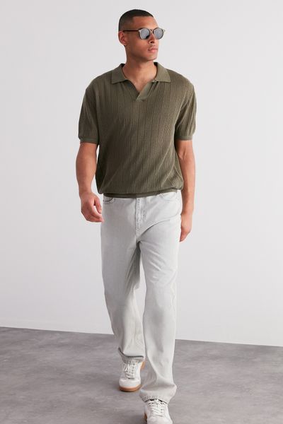 Trendyol Collection Khakifarbenes, entspanntes, kurzärmliges Strick-T-Shirt mit Polokragen in limitierter Auflage TMNSS23PO00024