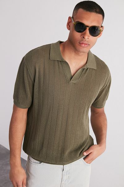 Trendyol Collection Kurzärmliges Khaki-Strick-T-Shirt mit Polokragen – Limited Edition TMNSS23PO00024
