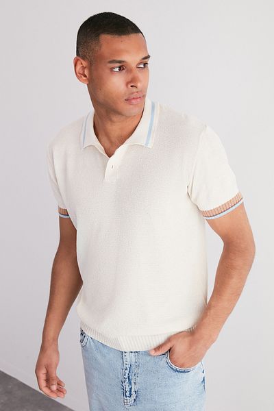 Trendyol Collection Ecru Regular Fit Stripe Detailní texturované pletené tričko Polo límec TMNSS24PO00002