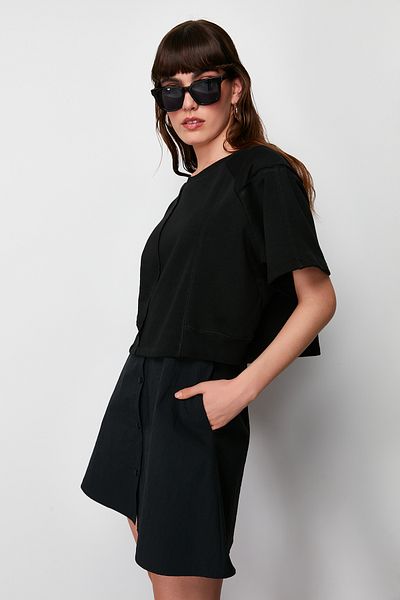 Trendyol Collection Černá parašutistická sukně Detailní Crew Neck Mid Pletené tričkové šaty TWOSS24EL00191