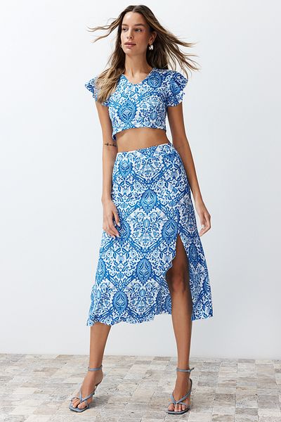 Trendyol Collection Синій комплект з блузки та спідниці з візерунком "Орме", еластичного крою та розрізом TWOSS24AU00118