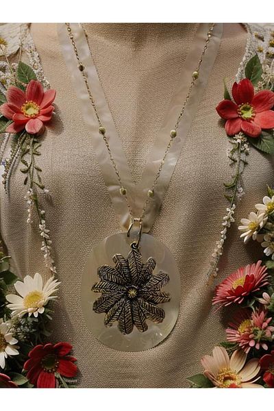 whocares Elegant Flower Patterned Women's Necklace - Antique Color, Chain and High Quality