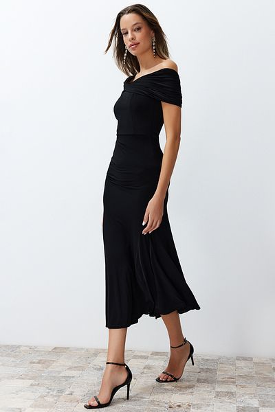 Trendyol Collection Schwarzes Abendkleid aus Strick mit asymmetrischem Kragen - TPRSS24EL00046