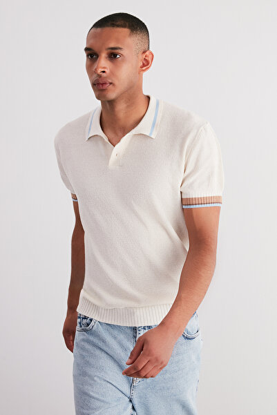 Trendyol Collection Ecru Regular Fit Stripe Detailní texturované pletené tričko Polo límec TMNSS24PO00002