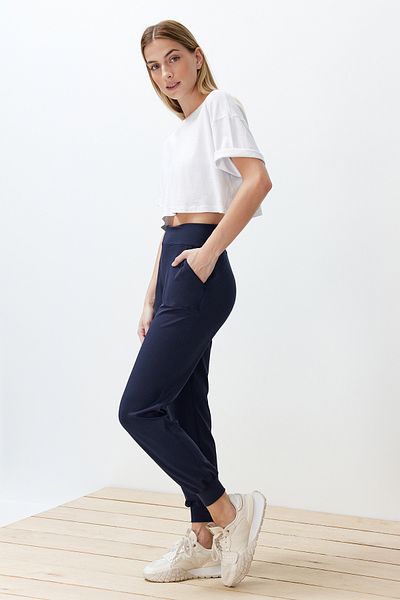 Trendyol Collection Gestrickte Sport-Jogginghose aus marineblauem Taucher-/Tauchstoffgewebe mit bequemer Passform THMSS24EA00001