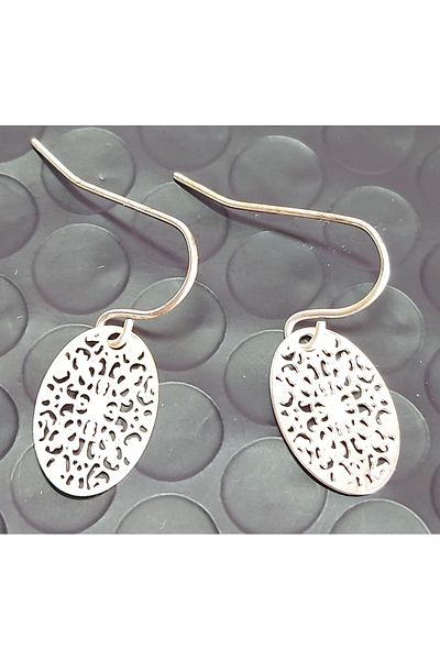 impressive Flower Lace Carved Oval Plate Design Modern Simple Elegant Dangle Silver Earrings (Silver)