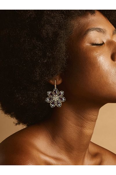 FAYRA ACCESSORIES أقراط مرصعة بالألماس على شكل زهرة