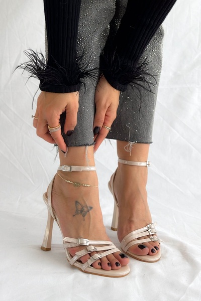 Shoebutik Sandale de damă cu toc din piele lăcuită bej Louren