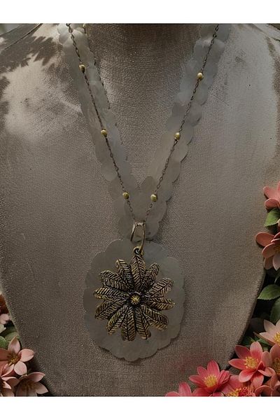 whocares Elegant Flower Patterned Women's Necklace - Antique Color, Chain and High Quality
