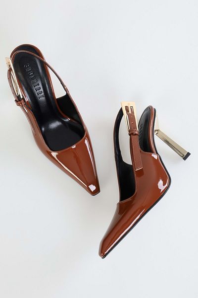 Shoeberry Laurend Stilettos für Damen aus braunem Lackleder mit stumpfer Zehenpartie und Gürtel