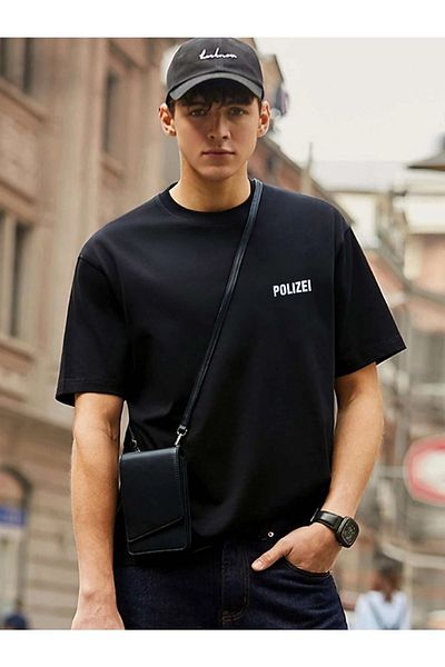 Josette T-Shirt Polizei Text - Μαύρο εμπριμέ κοντό μανίκι με λαιμόκοψη