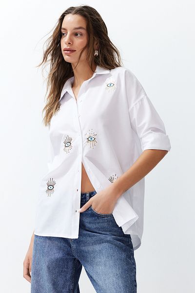 Trendyol Collection Ecru oversize košile – detail s výšivkou oka, široký střih, tkaná, TWOSS24GO00128