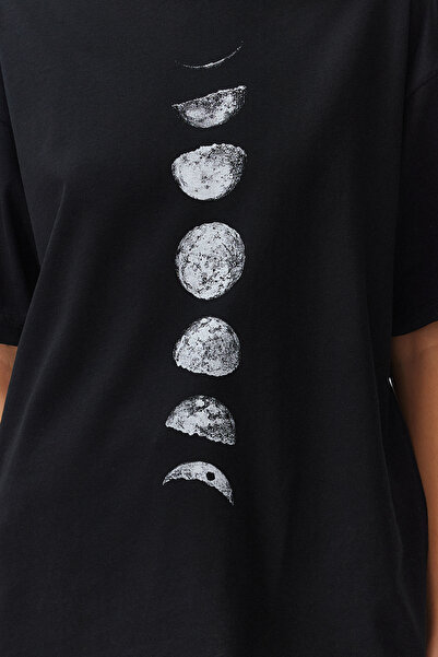 Trendyol Collection Černé 100% bavlna Planet Printed Oversize/Wide Fit Pletené tričko TWOSS24TS00103