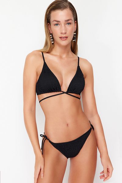 Trendyol Collection Schwarzes Triangel-Bikinioberteil TBESS22BU0011