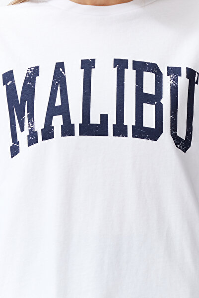 Trendyol Collection Weißes, übergroßes, gestricktes T-Shirt aus 100 % Baumwolle mit City-Slogan-Aufdruck, bequeme Passform, TWOSS24TS00127