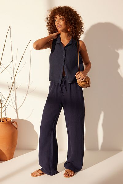 Trendyol Collection Marineblaue ärmellose Bluse aus 100 % Leinen TWOSS24BZ00417