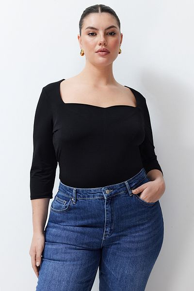 Trendyol Curve بلوزة محبوكة بياقة قلب سوداء TBBSS24AF00089