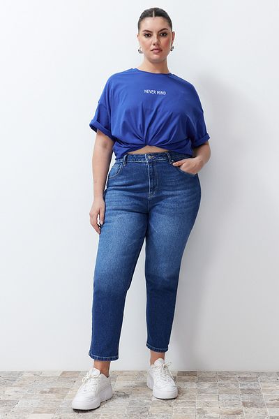 Trendyol Curve Dunkelblaue Slim Mom-Jeans mit hoher Taille TBBSS24CJ00036