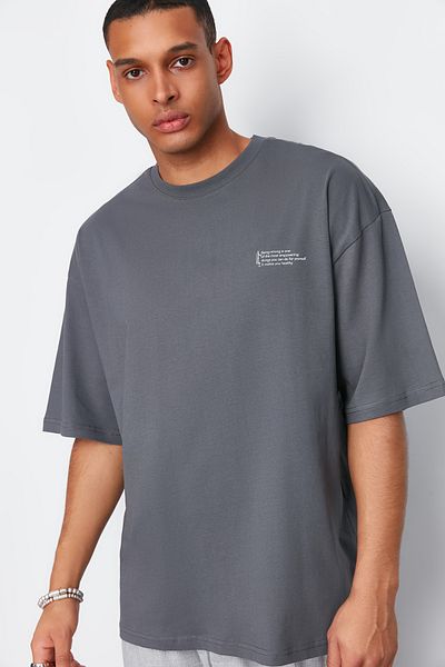 Trendyol Collection Oversize antracitové tričko s potiskem u krku – 100% bavlna TMNSS23TS00084