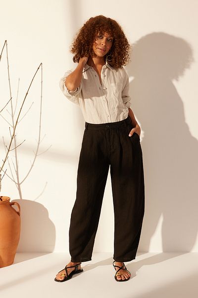 Trendyol Collection Schwarze Hose aus 100 % Leinen mit hoher Taille TWOSS24JE00243