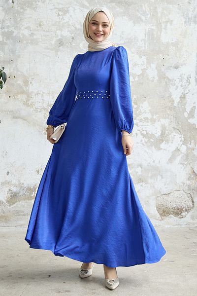 InStyle Glittery σατέν φόρεμα με πέτρινη ζώνη - Saks Blue