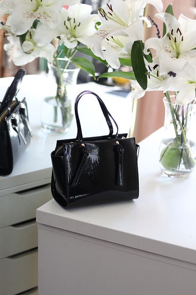 Moom Bag Γυναικεία τσάντα ώμου με μαύρο κόμπο με λεπτομέρεια λουστρίνι