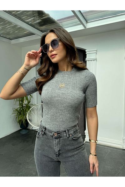 Elif Özbey Butik Γκρι χρυσοκέντητη κοντομάνικη πλεκτή μπλούζα