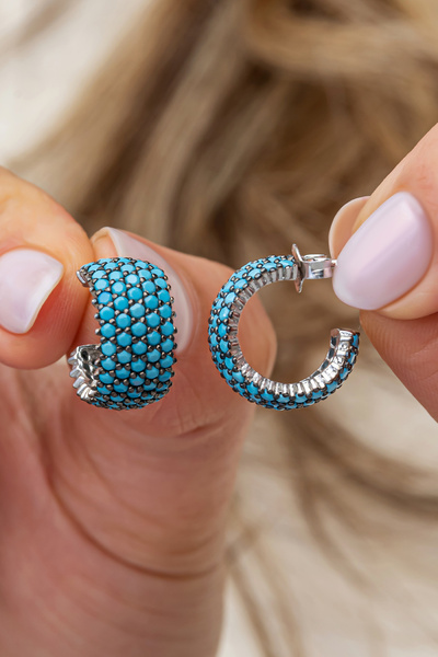 Nereze 925 Ayar Gümüş Rodyum Kaplama 5 Sıra Turkuaz Taşlı Yarım Tur Küpe