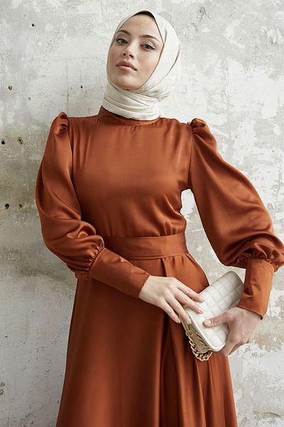 InStyle Satin-Kleid mit Reißverschluss am Ärmel – Hellbraun
