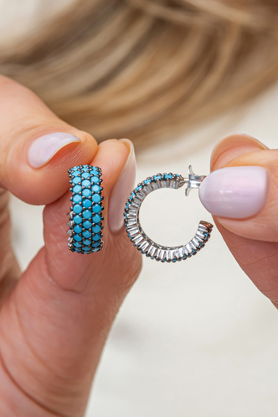 Nereze 925 Ayar Gümüş Rodyum Kaplama 3 Sıra Turkuaz Taşlı Yarım Tur Küpe