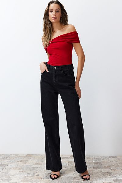 Trendyol Collection Flexible Rote Crop Bluse mit Carmenkragen - Madonna Kragen, Figurbetonter Strick TWOSS24BZ00368