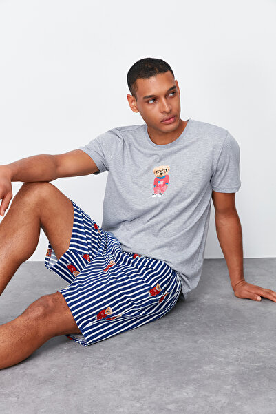 Trendyol Collection Graues Pyjama-Set mit bedruckten Strickshorts in normaler Passform TMNSS24PT00034
