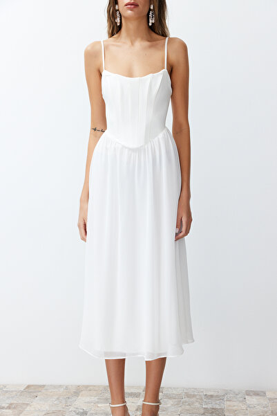 Trendyol Collection Κομψό βραδινό φόρεμα από τούλι με λεπτομέρεια σε λευκό χρώμα - φόδρα κορσέ TPRSS24EL00041