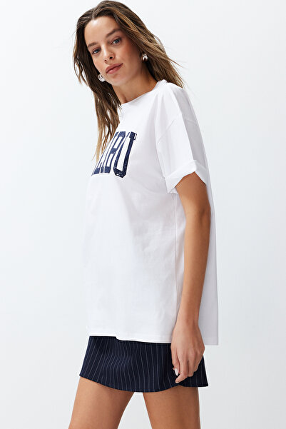 Trendyol Collection Weißes, übergroßes, gestricktes T-Shirt aus 100 % Baumwolle mit City-Slogan-Aufdruck, bequeme Passform, TWOSS24TS00127