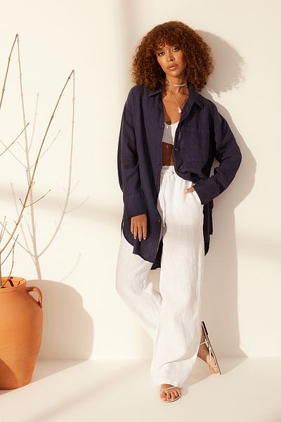 Trendyol Collection Marineblaues Oversize-Hemd aus 100 % Leinen TWOSS24GO00118