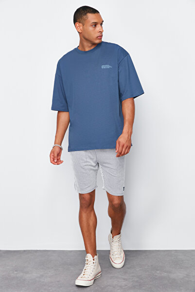 Kolekcia Trendyol Indigo Oversize Crew Tričko zo 100 % bavlny – vytlačený minimálny text TMNSS23TS00084