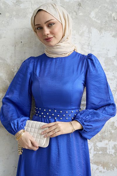 InStyle Glittery σατέν φόρεμα με πέτρινη ζώνη - Saks Blue