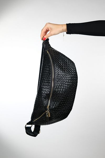 LuviShoes VENTA Große, schwarze Gürteltasche aus Strick für Damen