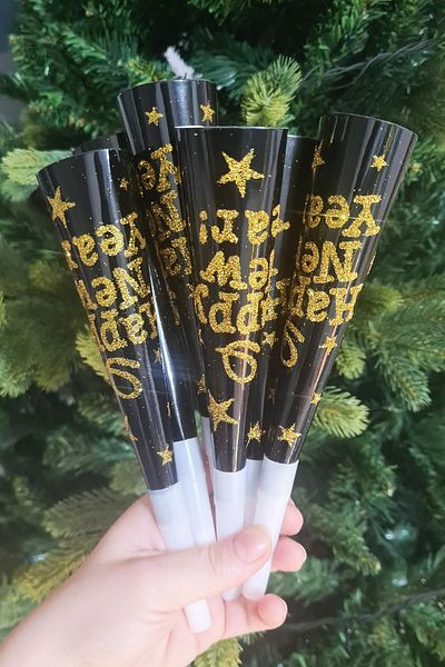 PEKSHOP Πρωτοχρονιάτικες σφυρίχτρες Gold Luxury Happy New Year Written Gold Glitter Long Loud Vuvuzela Σετ 6 τεμαχίων