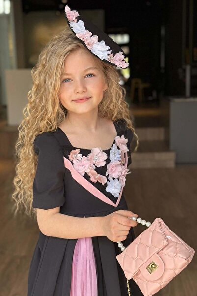 Riccotarz Kız Çocuk Göğsü Çiçek İşlemeli ve Şerit Detaylı Piliseli Siyah Elbise