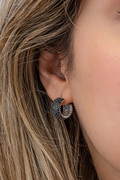 Nereze 925 Ayar Gümüş Rodyum Kaplama 5 Sıra Siyah Taşlı Yarım Tur Küpe