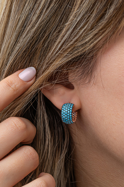 Nereze 925 Ayar Gümüş Rose 5 Sıra Turkuaz Taşlı Yarım Tur Küpe