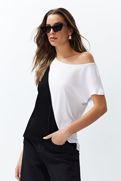 Trendyol Collection Fekete-többszínű színes blokkolt, laza/kényelmes csónaknyakú kötött póló TWOSS24TS00202