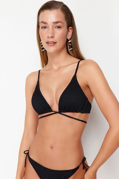 Trendyol Collection Schwarzes Triangel-Bikinioberteil TBESS22BU0011